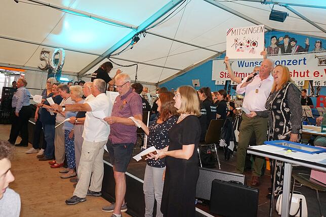 Die Delegation aus England singt beim Wunschkonzert der Stadtmusik gemeinsam &bdquo;Sussex of the sea&ldquo;.