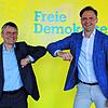 Frank Bonath (links) gratuliert Marcel Klinge zur Wahl zum Bundestagskandidaten der FDP. Bonath wird 2021 bei der Landtagswahl antreten.
