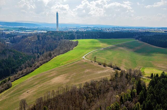 Der Bauplatz der neuen Haftanstalt ist bislang eine Wiesen- und Ackerfläche auf einer Hügelkuppe oberhalb von Rottweil &ndash; im ...