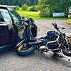 Der Motorradfahrer prallte an der Einfahrt zu einem Landwirtschafts- und Radweg in das Auto. Der Wagen war vor ihm nach links abgebogen.