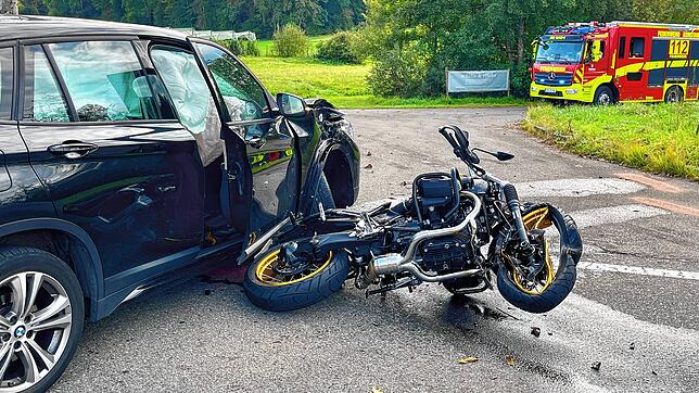 Der Motorradfahrer prallte an der Einfahrt zu einem Landwirtschafts- und Radweg in das Auto. Der Wagen war vor ihm nach links abgebogen.