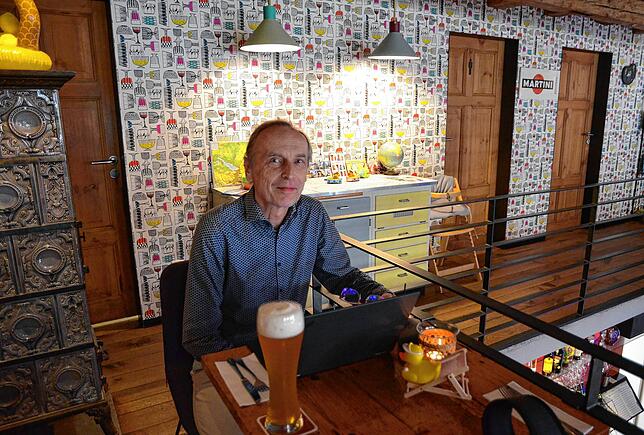 Zwischen Gründerzeit-Kachelofen und 60er-Jahre-Küchenmöbeln sitzt – und arbeitet – Stammgast Andreas Lange.