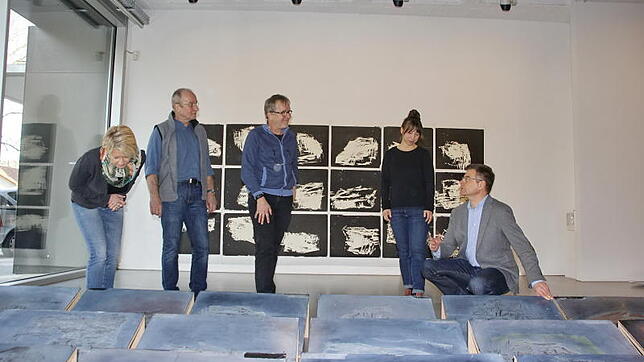Vom Druckstock (vorne) zum Holzdruck: Mit der Ausstellung "Eingraben und Aufschichten" von Andreas Rosenthal (Zweiter von links) ...