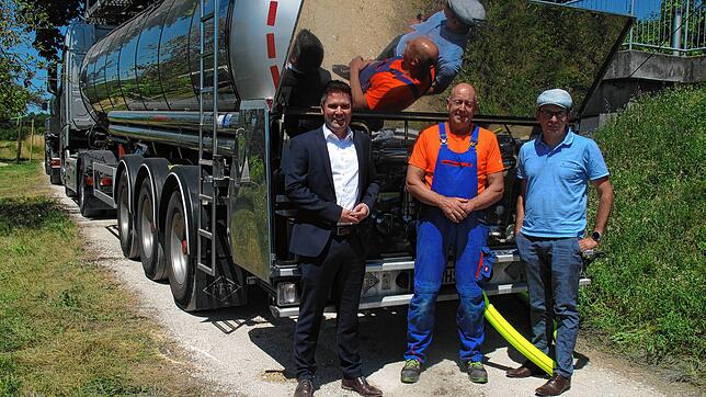 Ein Tankwagen für Lebensmittel bringt das kostbare Nass: (von links) Bürgermeister Holger Mayer, Wassermeister Klaus Ersig und ...