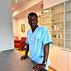 Alhagie Kebbeh (26) macht eine Ausbildung zum Pflegefachmann. Bild: Oleana Dan