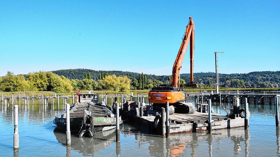Mit einem Bagger wird Sediment aus dem Hafen in Bodman gehoben.