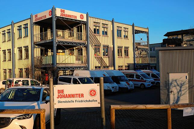 Mitarbeiter der Johanniter werden ab Mittwoch im zentralen Testzentrum die Tests abnehmen.
