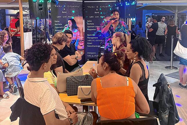 Mulato Group heizten mit Latin-Pop im Eiscafé Mona Lisa ein.