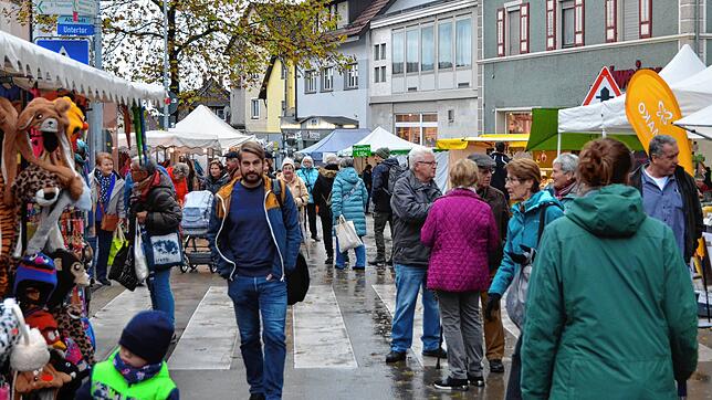 Trotz schlechten Wetters war der Krämermarkt recht gut besucht. Am Nachmittag hörte der Regen auf und die Straßen belebten sich.