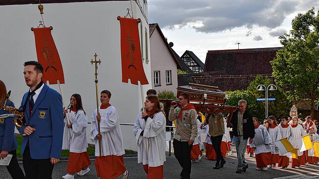 Die Gebeine des Katakombenheiligen Klemenz geben dem Steißlinger Klemenzenfest seinen Namen. Bei der Prozession durch das Dorf tragen ...