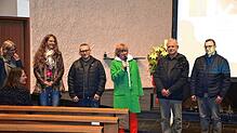 Für den neu zu wählenden Pfarreirat kandidieren (stehend von links) Melanie Storz-Asimus aus Neuhausen, Beatrix Heile-Niethammer aus ...