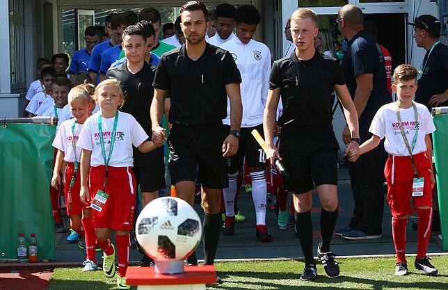 Bild 1: Bilderbogen vom 2:2 zwischen Deutschland U17 und Italien U17
