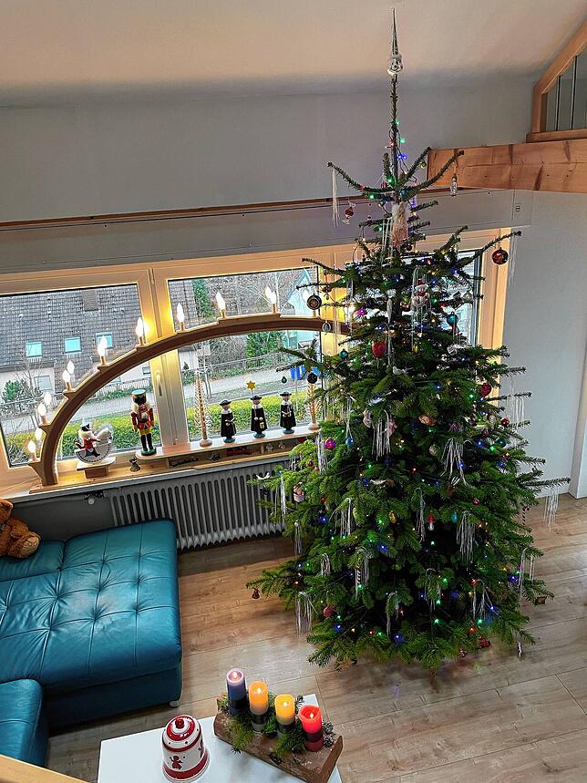 Weihnachtsbaum und Schwibbogen von Familie Plutta in Waldshut.