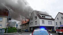 Feuerwehrleute löschen den Brand in einem Wohnhaus in Weingarten.