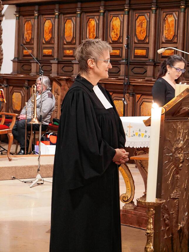 Prädikantin Bärbel Komm bei der evangelischen Christvesper an Heiligabend im Münster. Bilder: Michael Gottstein