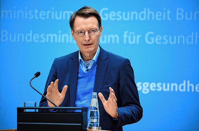 Karl Lauterbach (SPD), Bundesminister für Gesundheit, äußert sch bei einer Pressekonferenz im Bundesgesundheitsministerium zu den ...