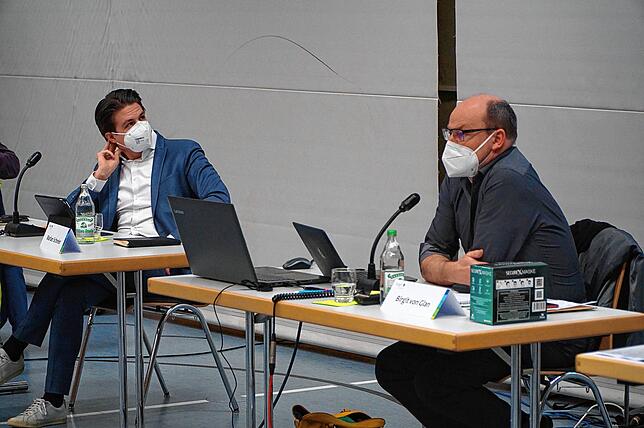 Tengens Bürgermeister Marian Schreier (links) und Bene Müller, Leiter der Firma Solarcomplex im Tengener Gemeinderat.
