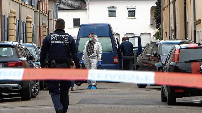 Polizei und Spurensicherung sind in Hockenheim am Tatort im Einsatz.