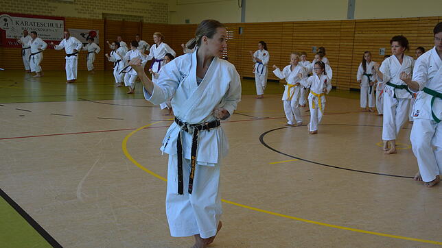 Weltmeisterin Christine Heinrich (vorn) leitet die Karatekas in Wallbach beim Kata-Training an.