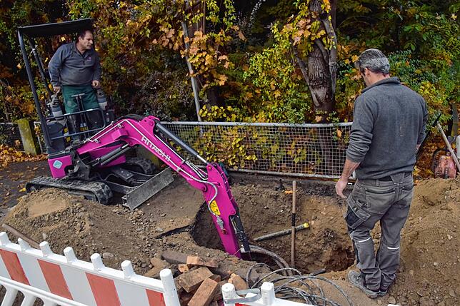 Am Gehweg laufen Arbeiten der Telekom. Es werden neue Kabel eingezogen.