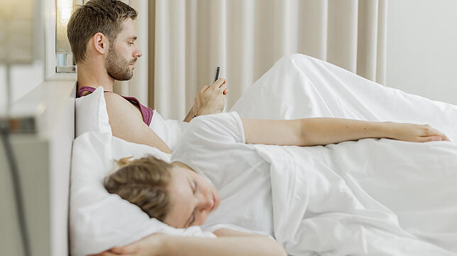 Wer sich vor dem Schlafengehen hautpsächlich mit dem Handy beschäftigt, könnte Probleme beim Einschlafen bekommen.