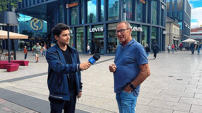 Wolfgang Aberle aus Stockach (rechts) sieht Singens Entwicklung grundsätzlich positiv, wie er dem SÜDKURIER-Reporter Kilian Nagel ...