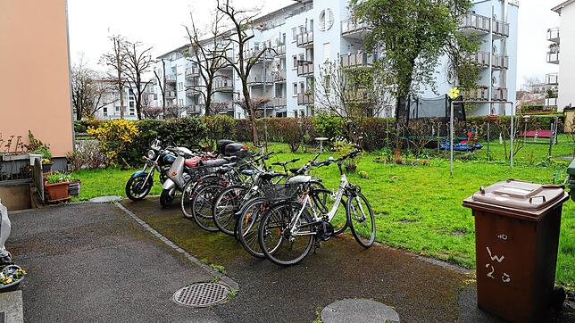 Im Paradies sollen mehr Parkflächen für Fahrräder geschaffen werden. Aber ist das unbedingt nötig? Ein Blick in einen Innenhof zeigt, ...