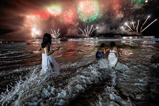 Das Feuerwerk im Brasilianischen Rio De Janeiro wurde von zehn Flößen vor dem Strand der Copacabana abgefeuert.