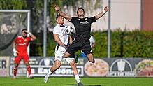Glücklos: Yannis De Cassan (vorn) verlor mit dem SV 08 Laufenburg beim Tabellenführer FC Teningen trotz einer guten Leistung durch einen ...