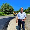 Roland Ballier ärgert sich darüber, wie bei der Baustelle zum Rückbau der L220 vorgegangen wird. Teils wird neu asphaltiert, wie neben ...
