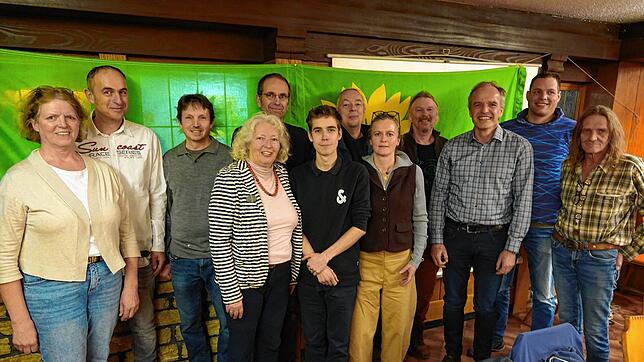 Die in der Nominierungsversammlung anwesenden Kandidaten der Grünen für die Kommunalwahlen am 9.&nbsp;Juni (von links): Margrit ...