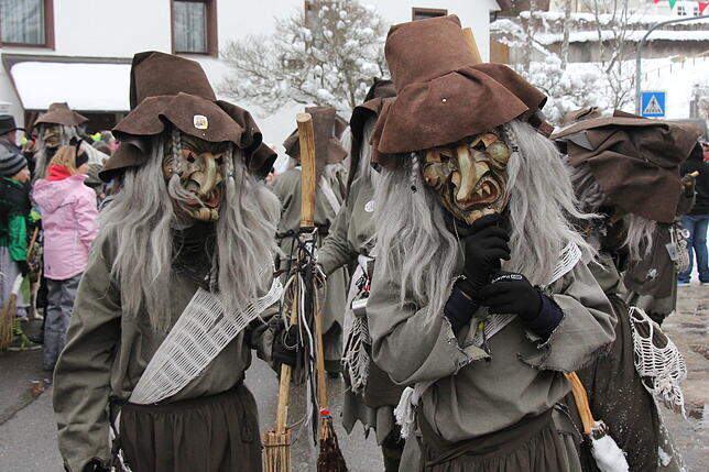 Seit 25 Jahren sind die Kürnach Hexen bei der Unterkirnacher Fasnet nicht mehr weg zu denken. Ihr Häs zeigt eine aus den Unterkirnachs ...