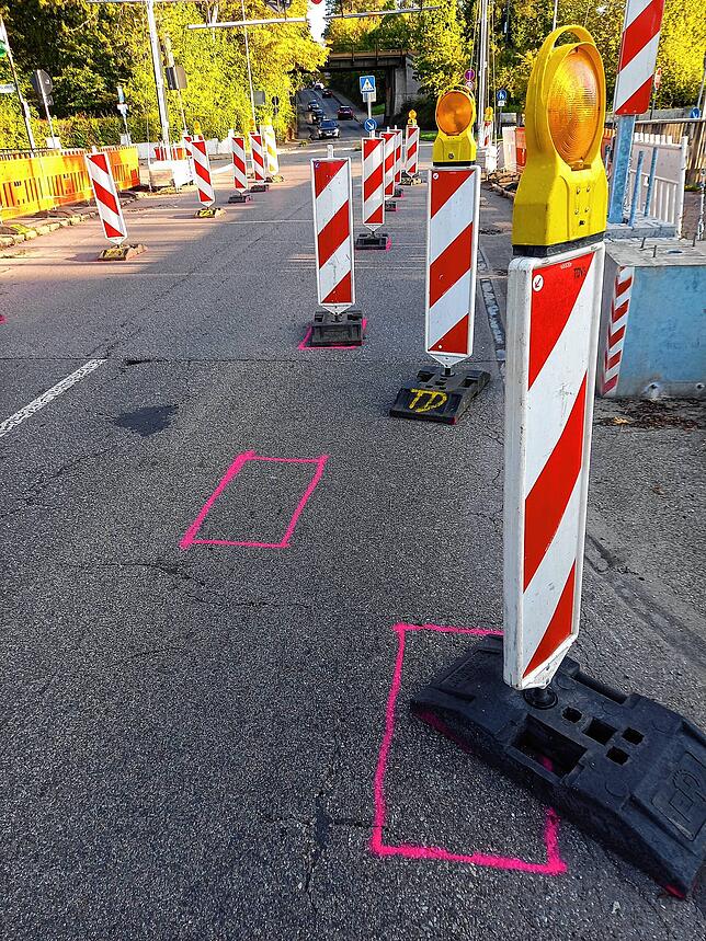 Markierungen und Warnschilder verengen die Durchfahrt auf der Brücke.