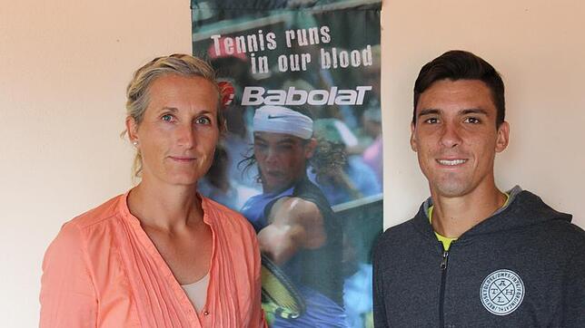 Turnierleiterin Marijana Frank präsentiert den hochkarätigsten Tennisspieler der Bodensee-Open beim TC Stockach, den Chilenen Cristobal ...