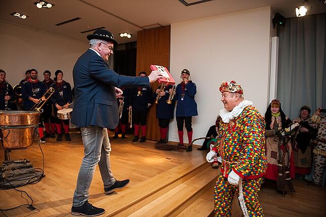 Europaminister Guido Wolf übergibt René Leuenberger senior eine Packung Brüssler Pralinen.