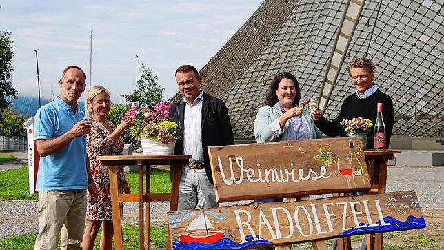 Stoßen schon einmal auf die neue Veranstaltung in Radolfzell an (von links): Björn Brüggemann (Bonanza Events), Jule Meier (Seebar), ...