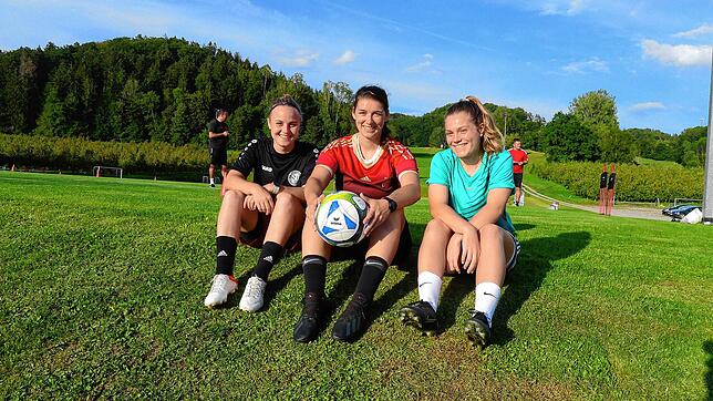 Die Fußballspielerinnen Corinna Knisel, Greta Neumann und Teresa Prosen (von links) vom SV Deggenhausertal vor dem Training. Sie ...