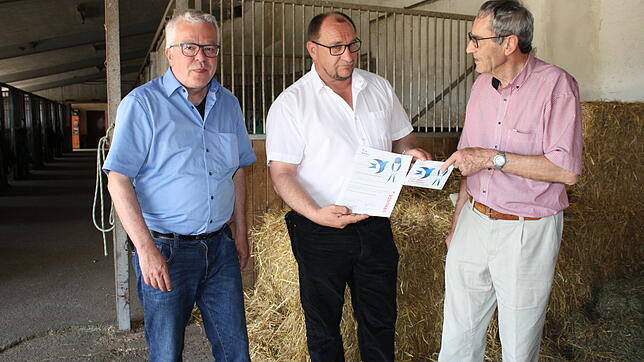 Thomas Körner (links) und Hartmut Walter (rechts) vom Nabu Donau-Bodensee überreichen Klaus Hoher die Plakette ...