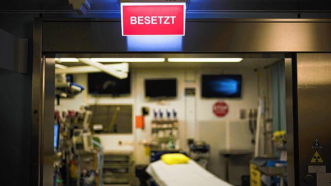 Eine Überlastung der Krankenhäuser soll vermieden werden. Doch die Schweiz will keine Einschränkungen mehr – vielmehr soll der ...