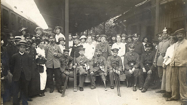 Als Invalide kamen zu aus dem Krieg nach Hause: Vier beinamputierte Soldaten auf dem Konstanzer Bahnhof während des Ersten Weltkriegs.