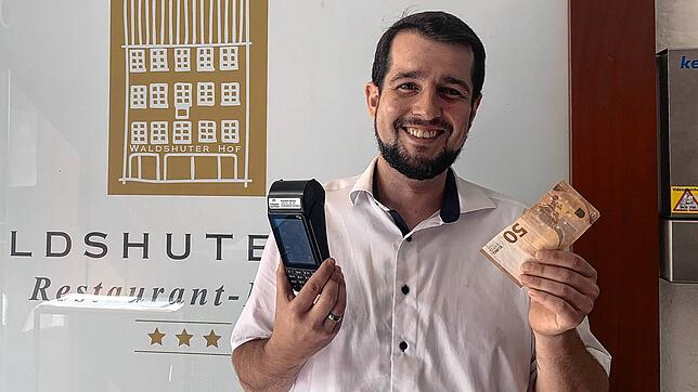 Für den Geschäftsleiter des Waldshuter Hofes, Daniel Rönnau, ist das Bargeldgeschäft genauso wichtig wie das Kartengeschäft.