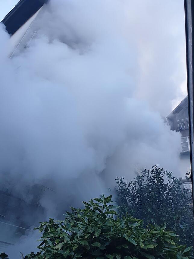 Bild 2: Schrecksekunde am Fasnachtsdienstag: Wohnung in der Niederburg brennt aus, die Feuerwehr gibt aber bereits Entwarnung