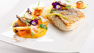Am Bodensee wird besonders regional gekocht: In den 20 besten Restaurants sind Fischspezialitäten, wie Felchen oder Zander, echte Klassiker.