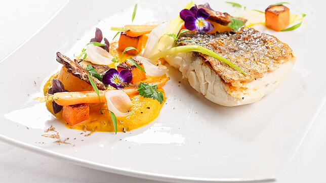 Am Bodensee wird besonders regional gekocht: In den 20 besten Restaurants sind Fischspezialitäten, wie Felchen oder Zander, echte Klassiker.
