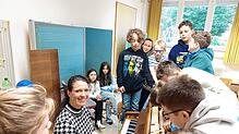 Die Pianistin Henriette Gärtner, hier am 7. Oktober bei einem Schulbesuch in Rohrdorf, gibt am Sonntag in Meßkirch zwei Konzerte.