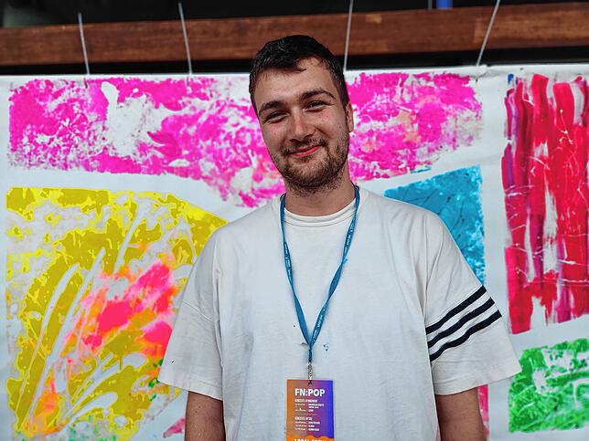 Der Künstler Kai Peschke stellt seine Werke auf dem Festivalgelände aus.