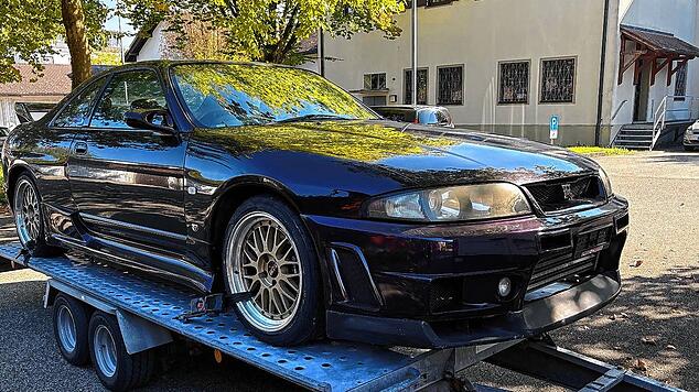 Auf einem Anhänger brachte der 39-Jährige einen Nissan aus der Schweiz zur Wartung nach Deutschland, ohne die Einfuhr zu melden.