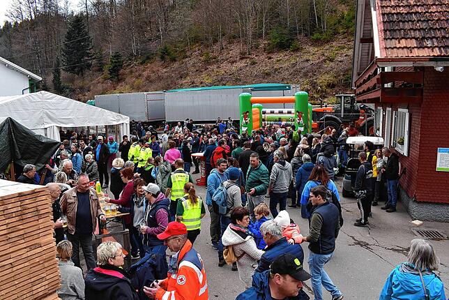 Publikumsandrang gab es zur Mittagszeit beim Stand des FC Birkendorf, der für das leibliche Wohl am Wald- und Holztag sorgte. Kinder ...