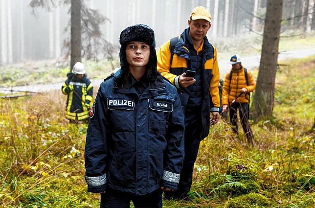 Polizistin Mette Vogt (Anna Fischer) und Postbote Heiner Kelzenberg (Moritz Führmann) erwarten ein Kind.