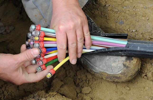 Schnelles Internet ist wichtig für strukturschwache Regionen, doch der Ausbau der Netze kostet viel Geld. Die Stadt Bonndorf drückt ...